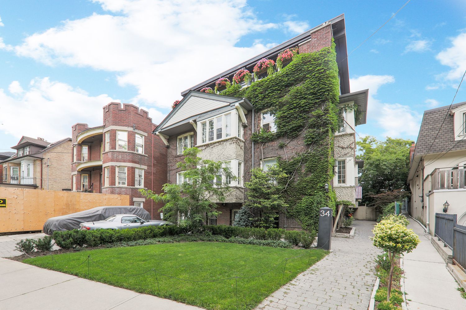 34 Rowanwood Avenue. 34 Rowanwood Condos is located in  Midtown, Toronto - image #1 of 4