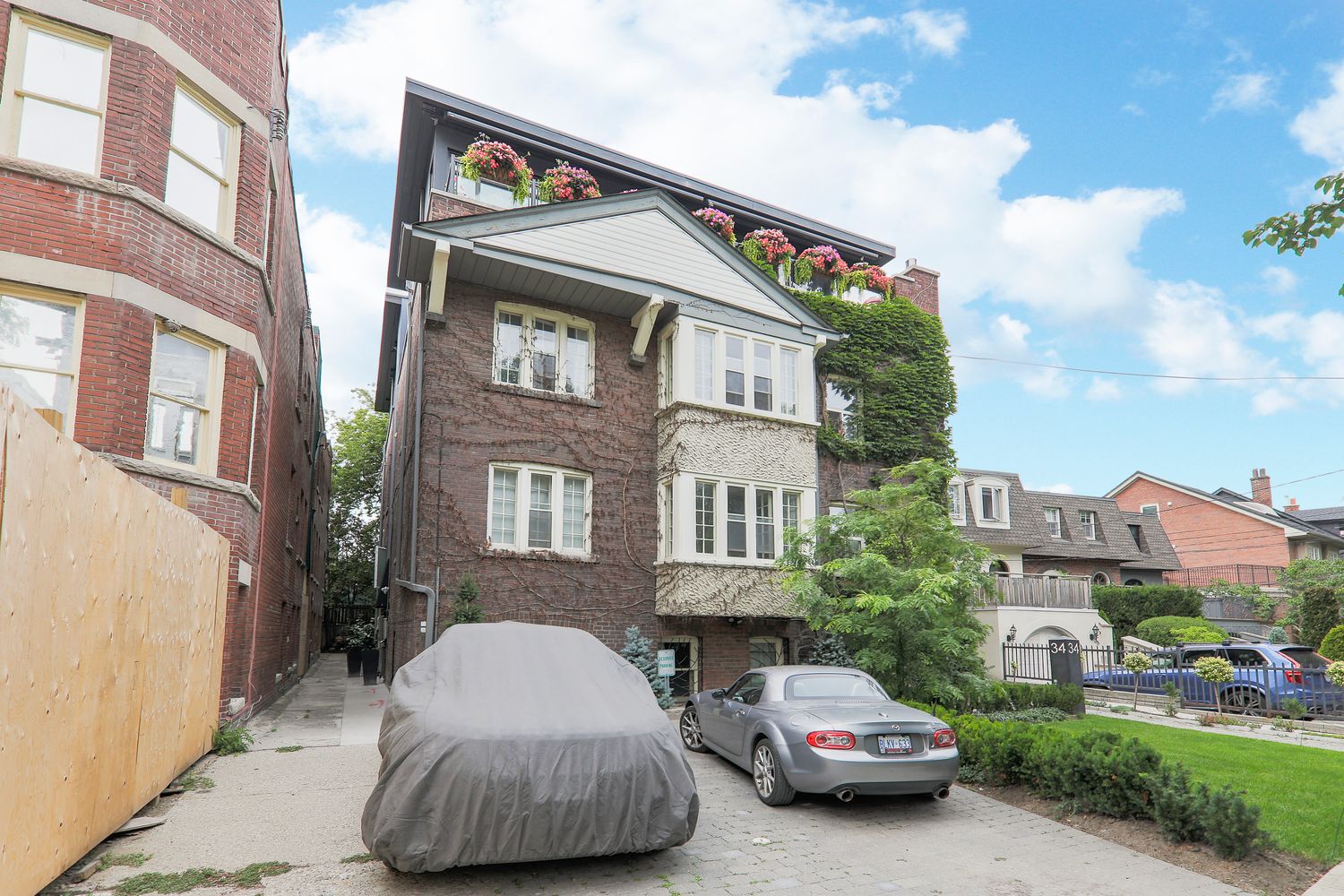 34 Rowanwood Avenue. 34 Rowanwood Condos is located in  Midtown, Toronto - image #2 of 4