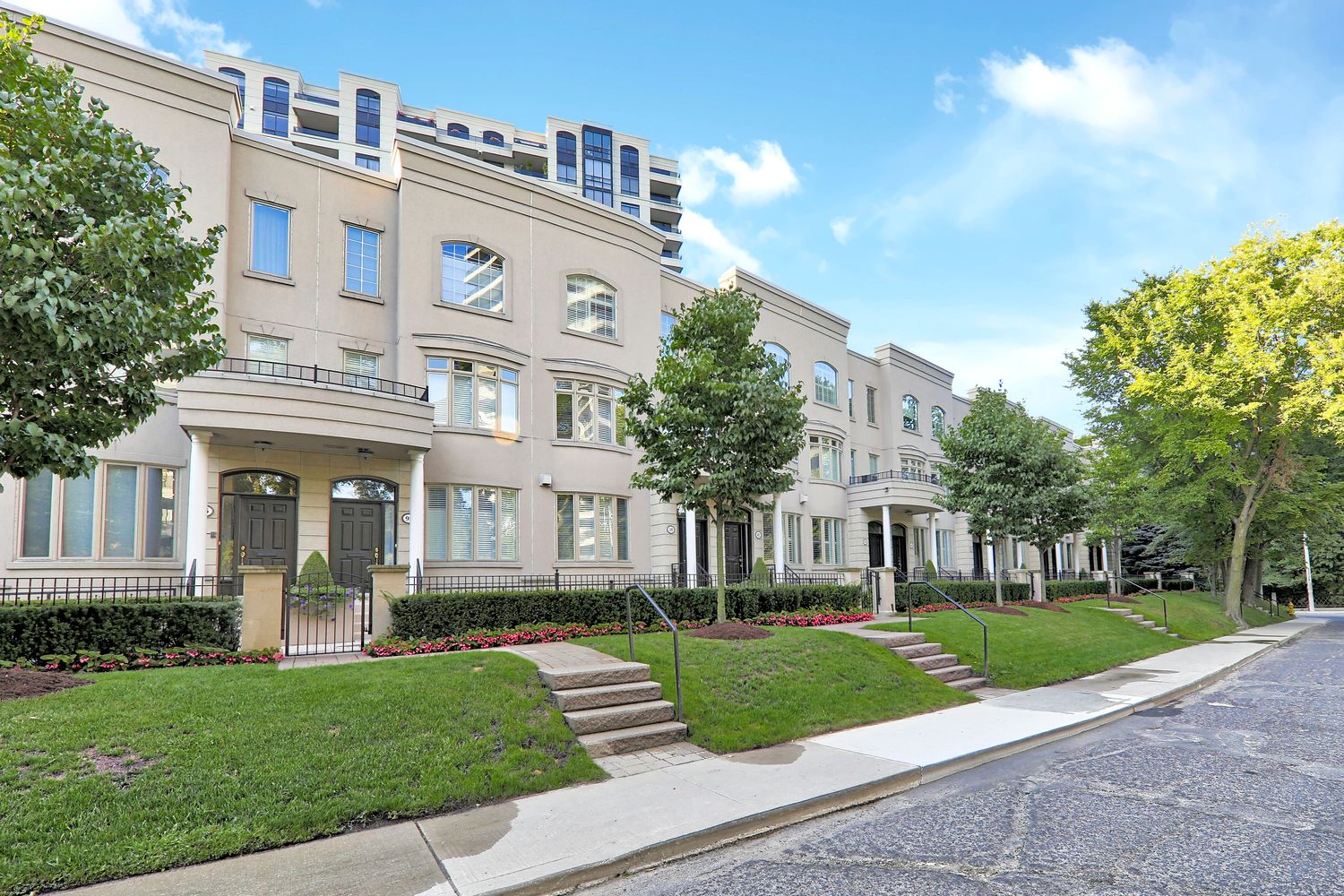 51-118 Pleasant Boulevard. 51-118 Pleasant Boulevard Townhomes is located in  Midtown, Toronto - image #1 of 4