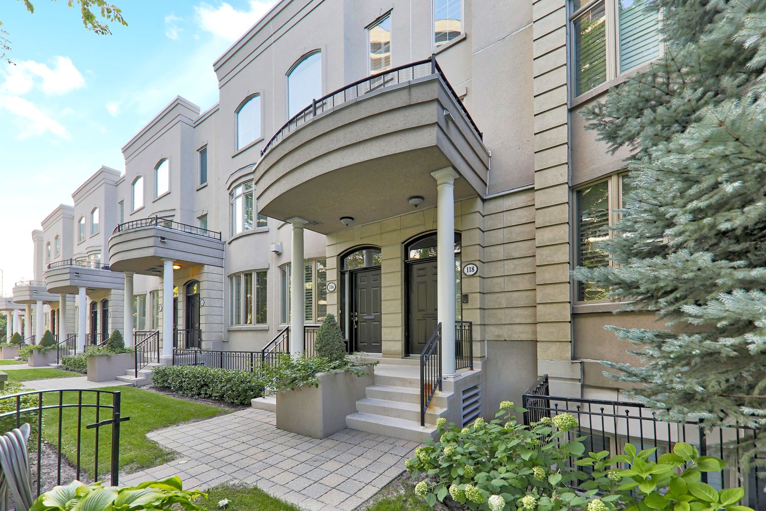 51-118 Pleasant Boulevard. 51-118 Pleasant Boulevard Townhomes is located in  Midtown, Toronto - image #3 of 4