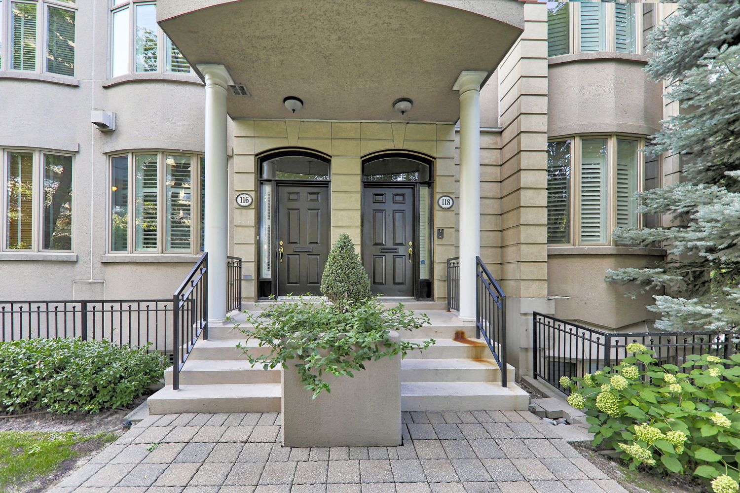51-118 Pleasant Boulevard. 51-118 Pleasant Boulevard Townhomes is located in  Midtown, Toronto - image #4 of 4