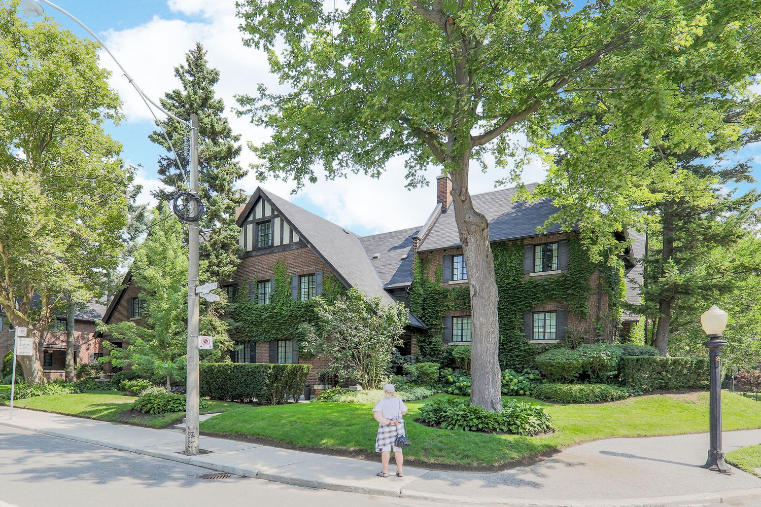 1-18 Ancroft Place. Ancroft Place Townhouses is located in  Midtown, Toronto - image #1 of 4