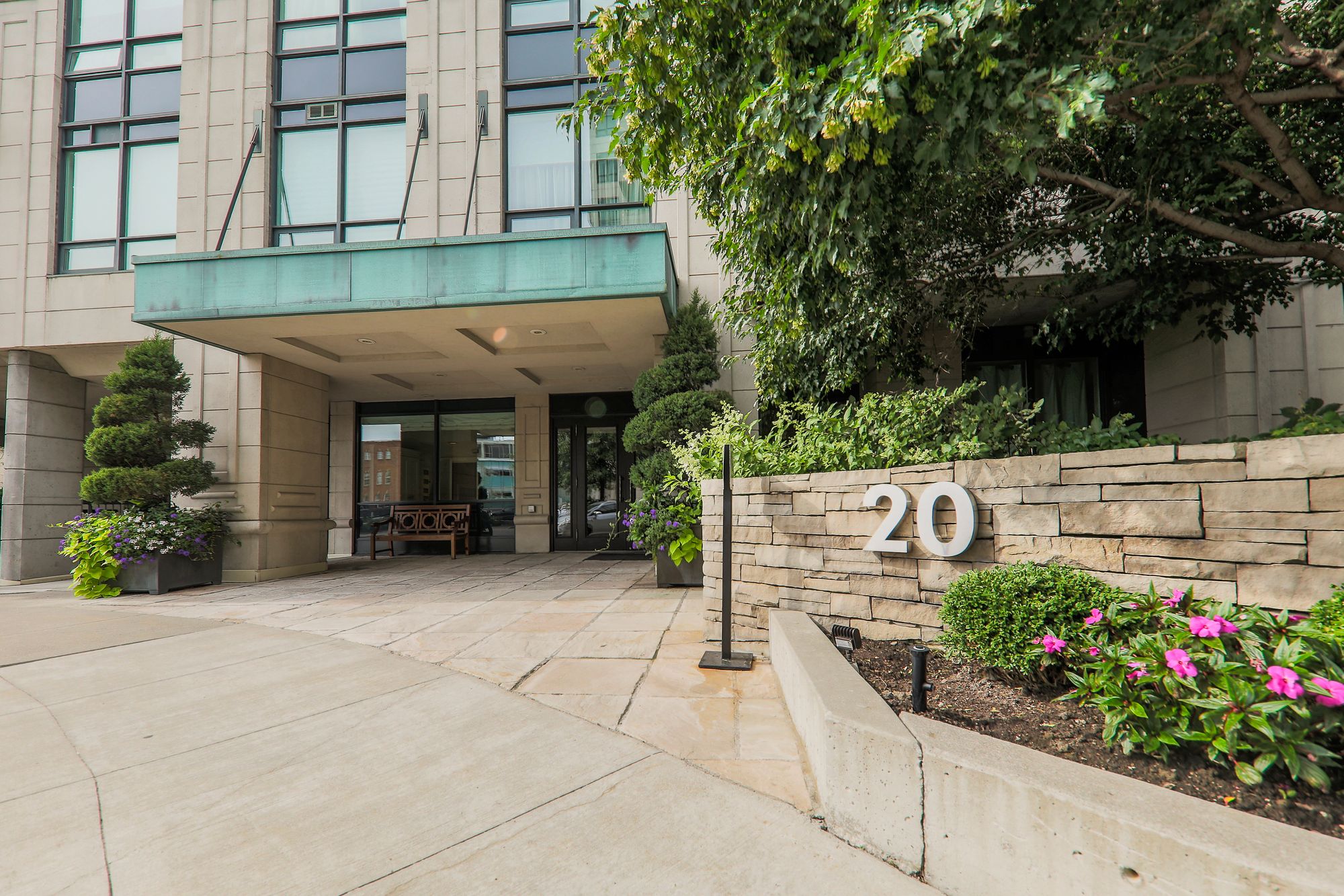 20 Scrivener Sq Thornwood One 1 Condo for Sale & 4 Units for Rent