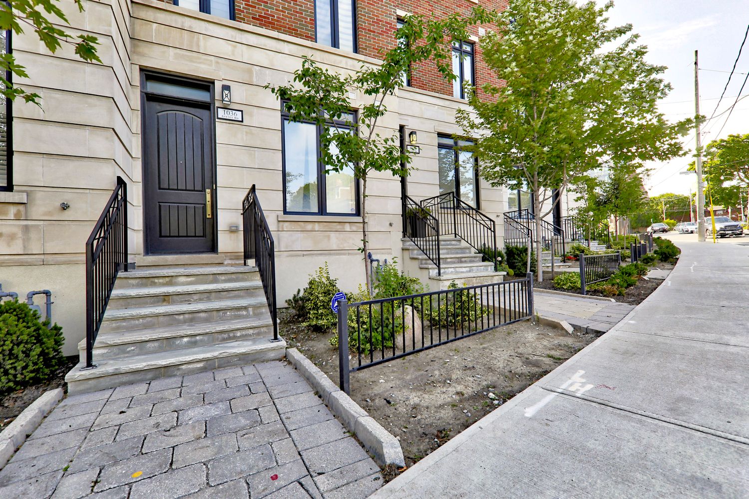 41-53 Burnaby Boulevard. On the Avenue Townhomes is located in  Midtown, Toronto - image #4 of 4