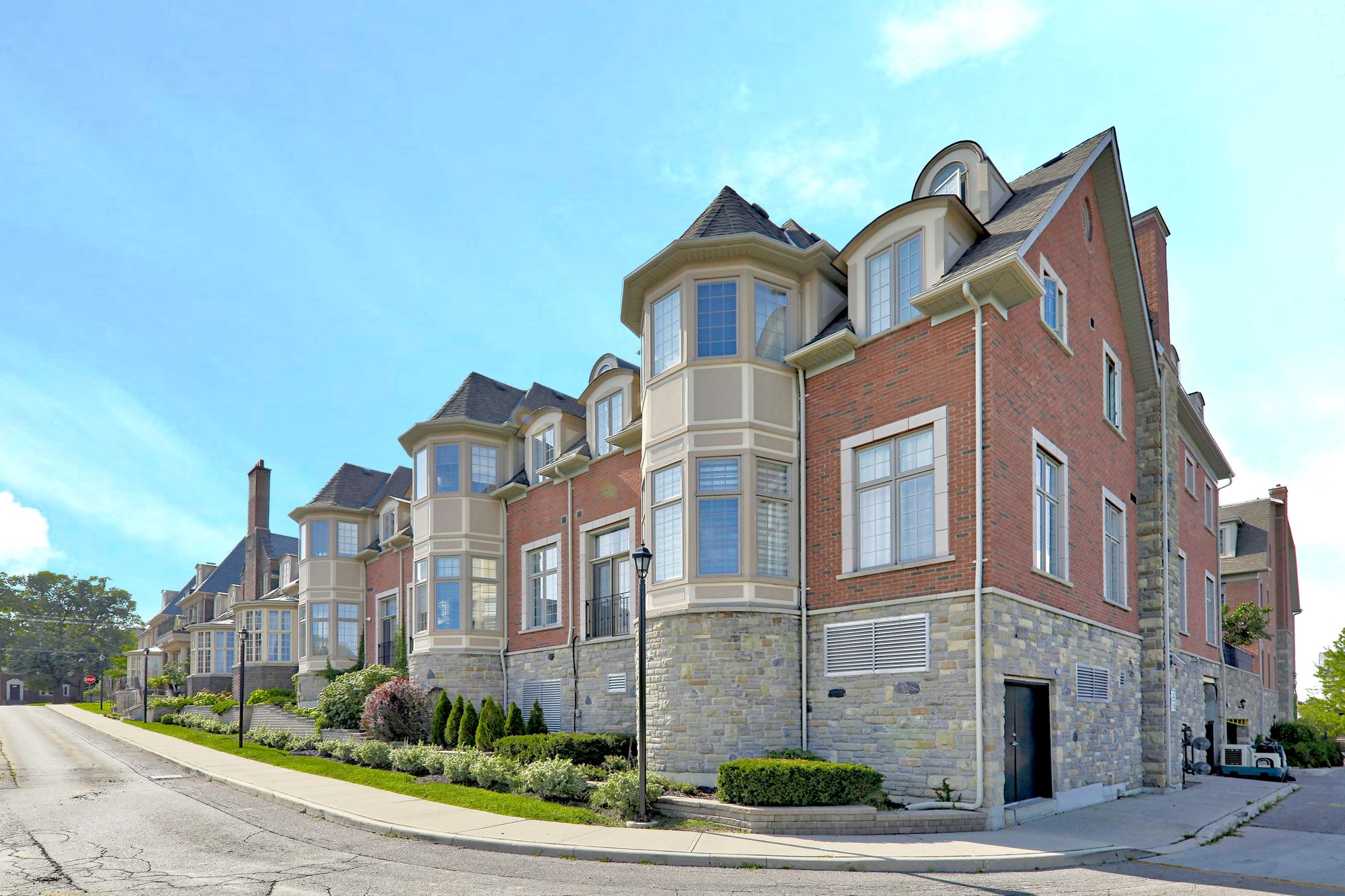 1111 Avenue Rd The Hunt Club at Roselawn 1 Condo for Sale & 1 Unit