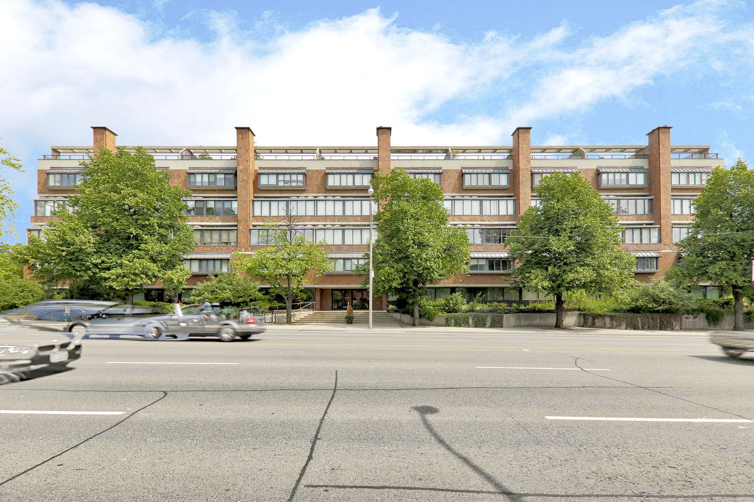 20-40 Oaklands Avenue. The Oaklands Condos is located in  Midtown, Toronto - image #2 of 5