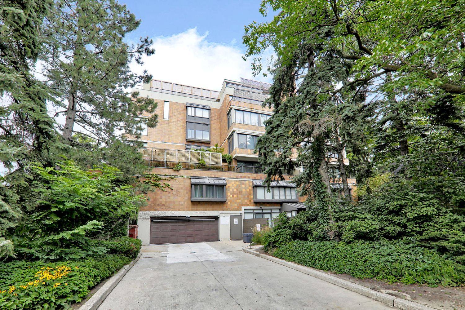 20-40 Oaklands Avenue. The Oaklands Condos is located in  Midtown, Toronto - image #3 of 5