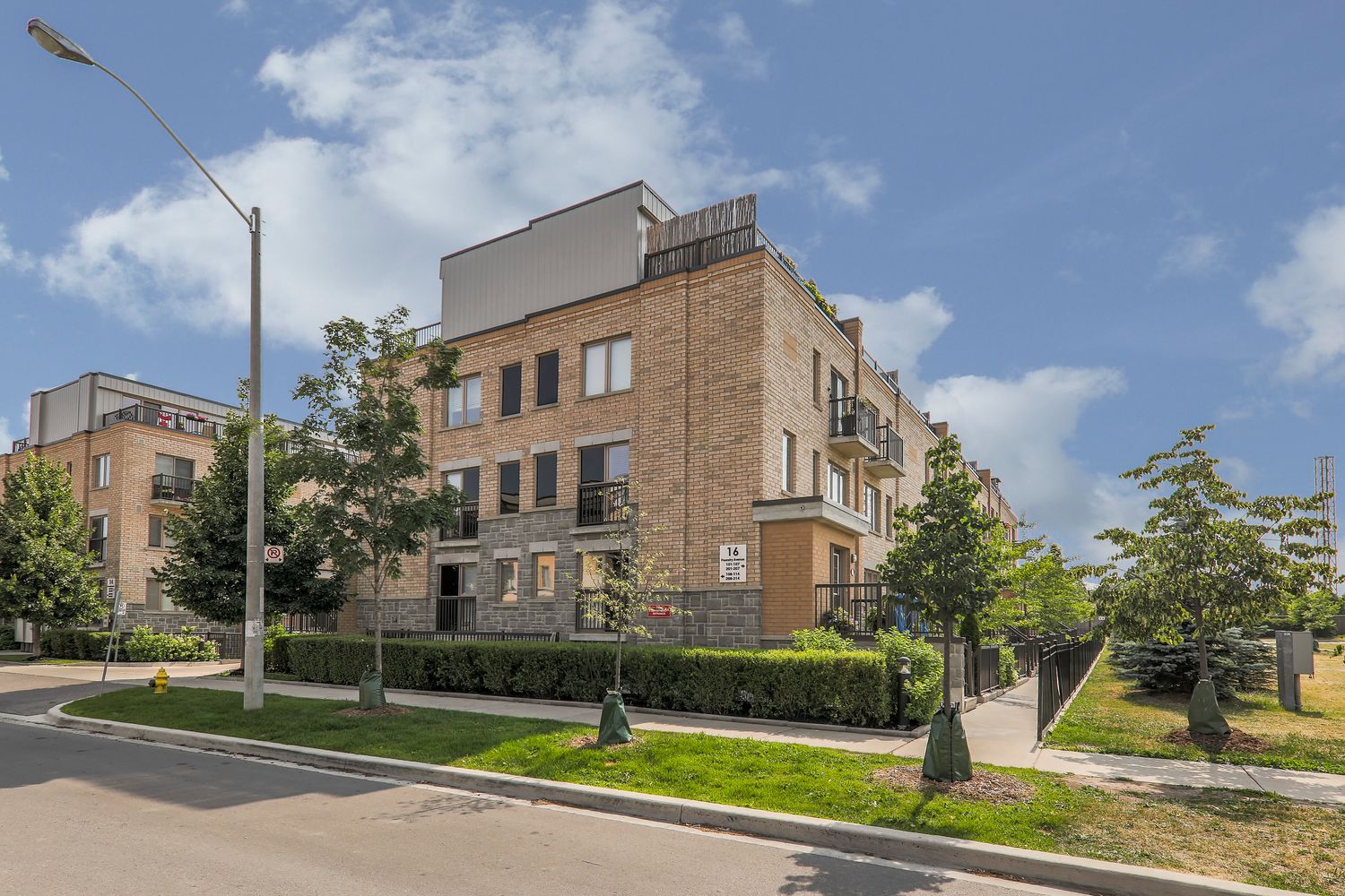 6-16 Foundry Avenue. 6-16 Foundry Avenue Townhomes is located in  West End, Toronto - image #2 of 5