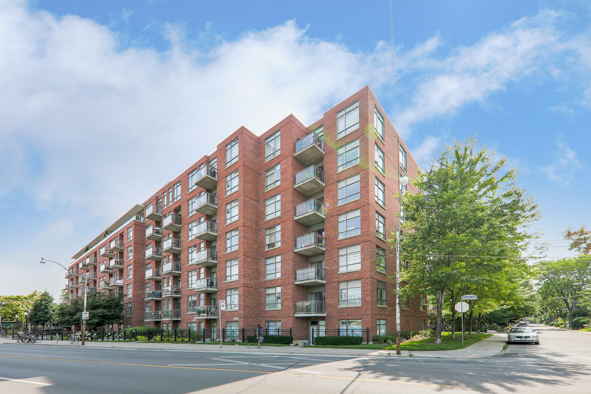 2495 Dundas St W Glen Lake Condos 1 Bed + Den 1 Bath Unit 521