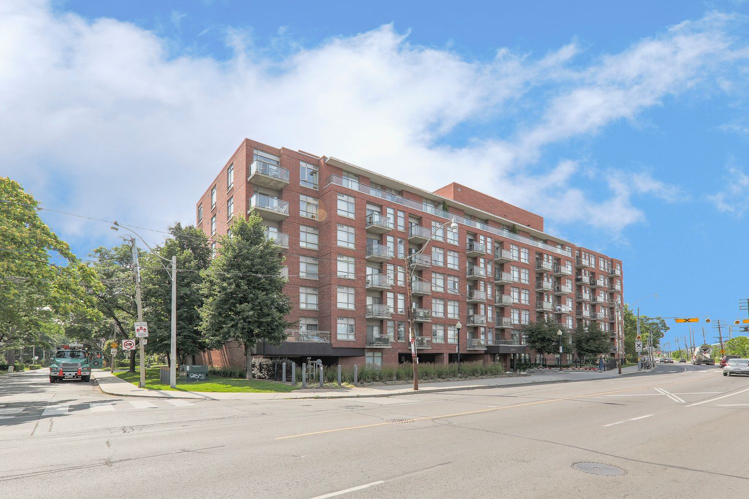 2495 Dundas Street W. Glen Lake Condos is located in  West End, Toronto - image #2 of 4