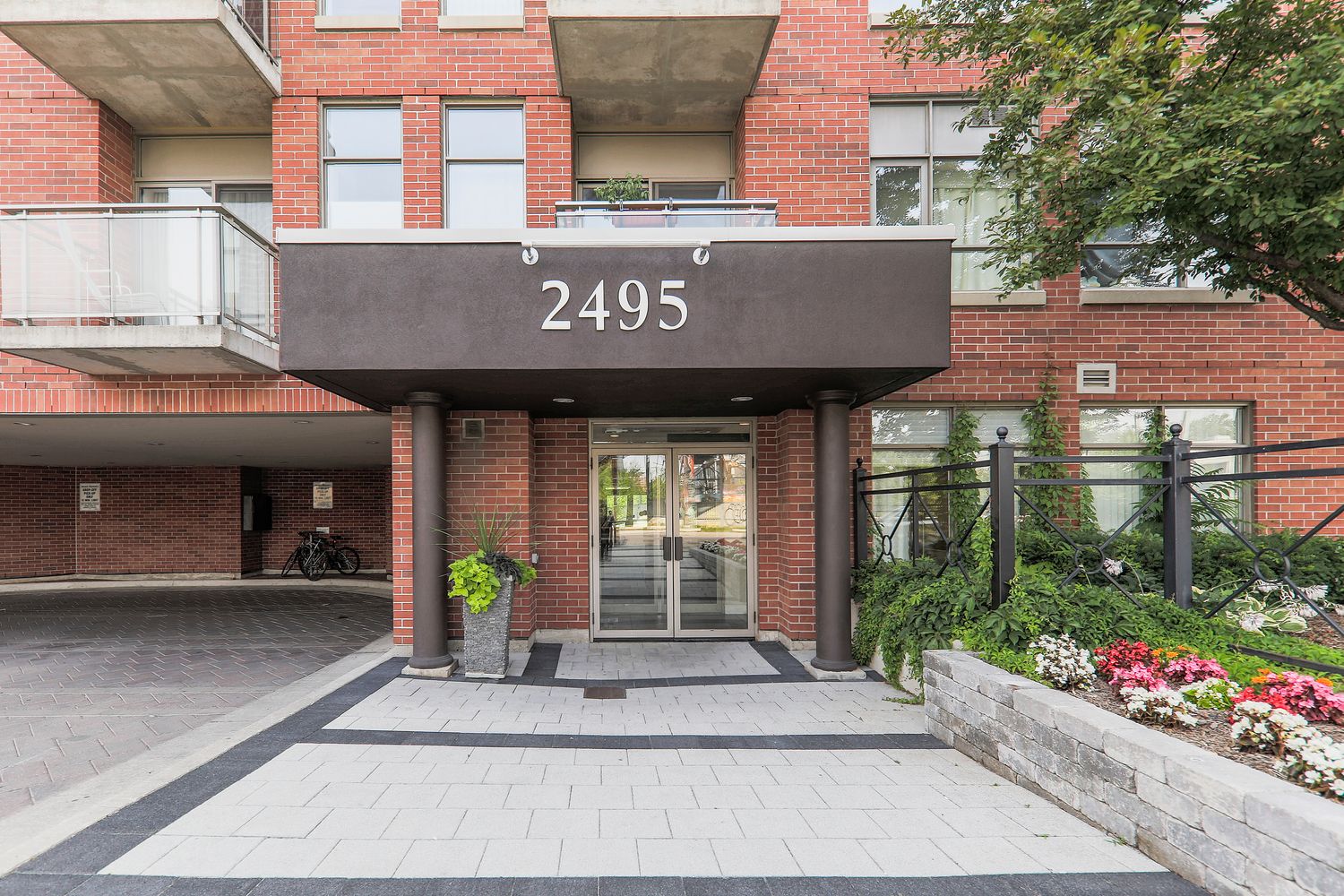 2495 Dundas Street W. Glen Lake Condos is located in  West End, Toronto - image #4 of 4