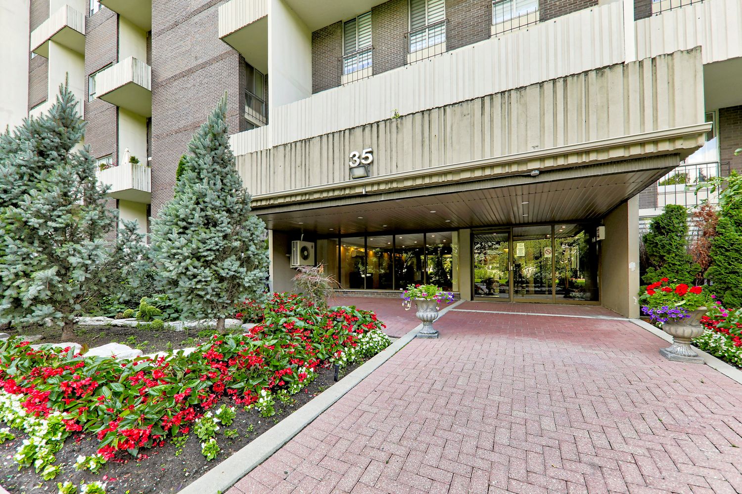 35 Ormskirk Avenue. 35 Ormskirk Condos is located in  West End, Toronto - image #4 of 5