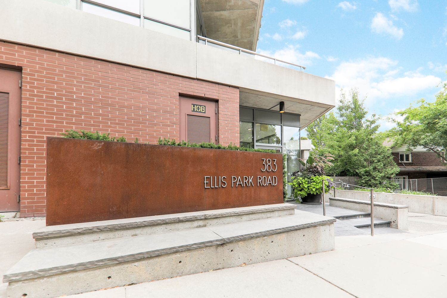 383 Ellis Park Road. Home Condominium is located in  West End, Toronto - image #4 of 5