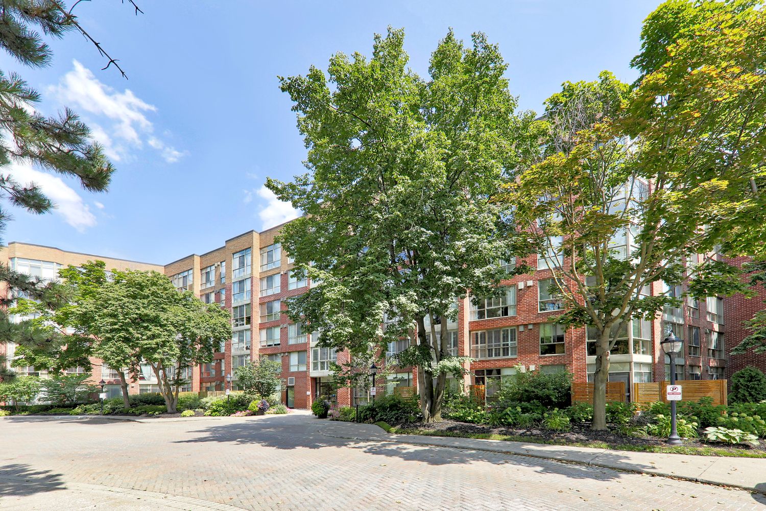 20 Southport Street. South Kingsway Village I Condos is located in  West End, Toronto - image #1 of 4