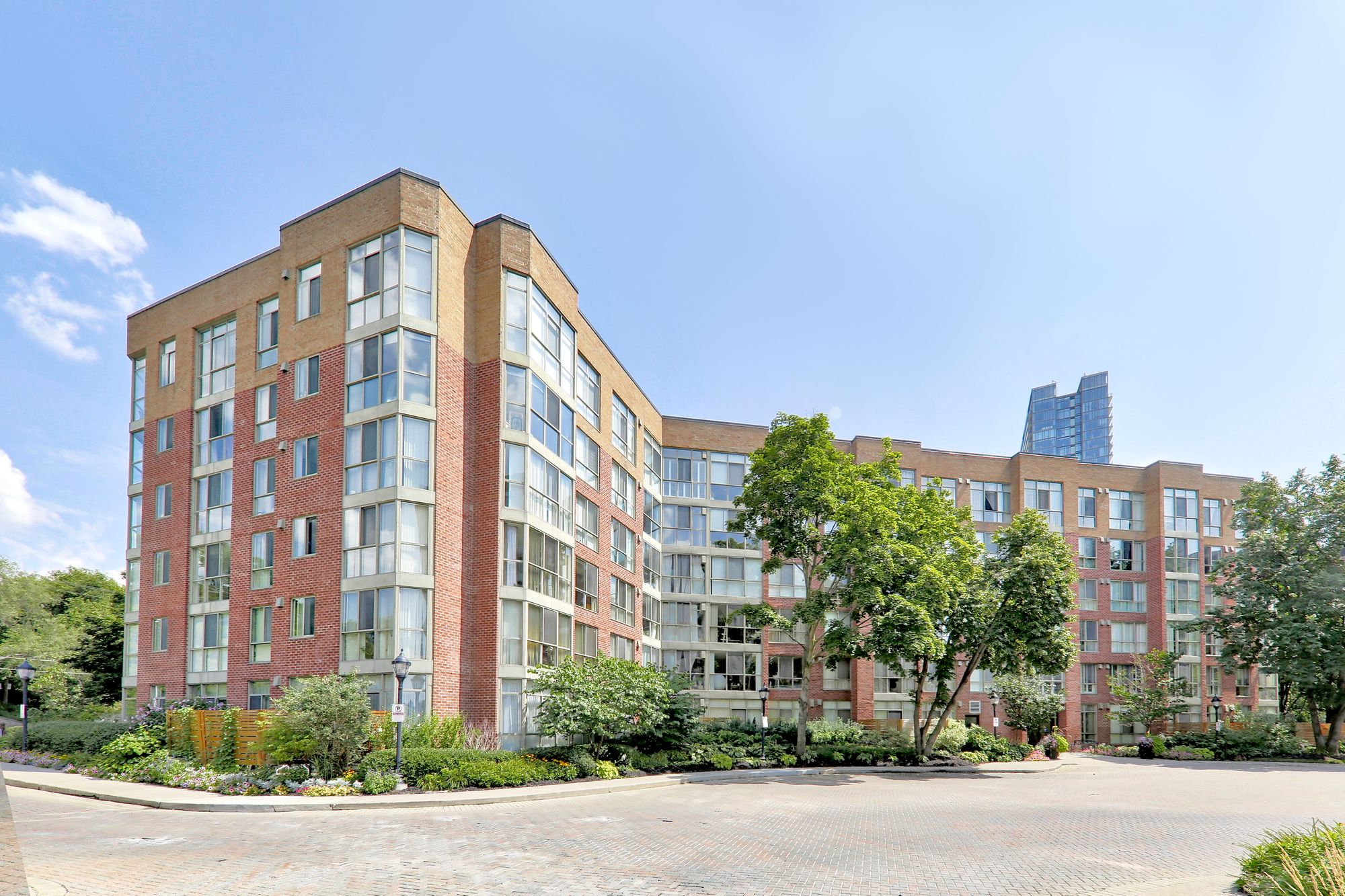 20 Southport St South Kingsway Village I Condos 1 Condo for Sale