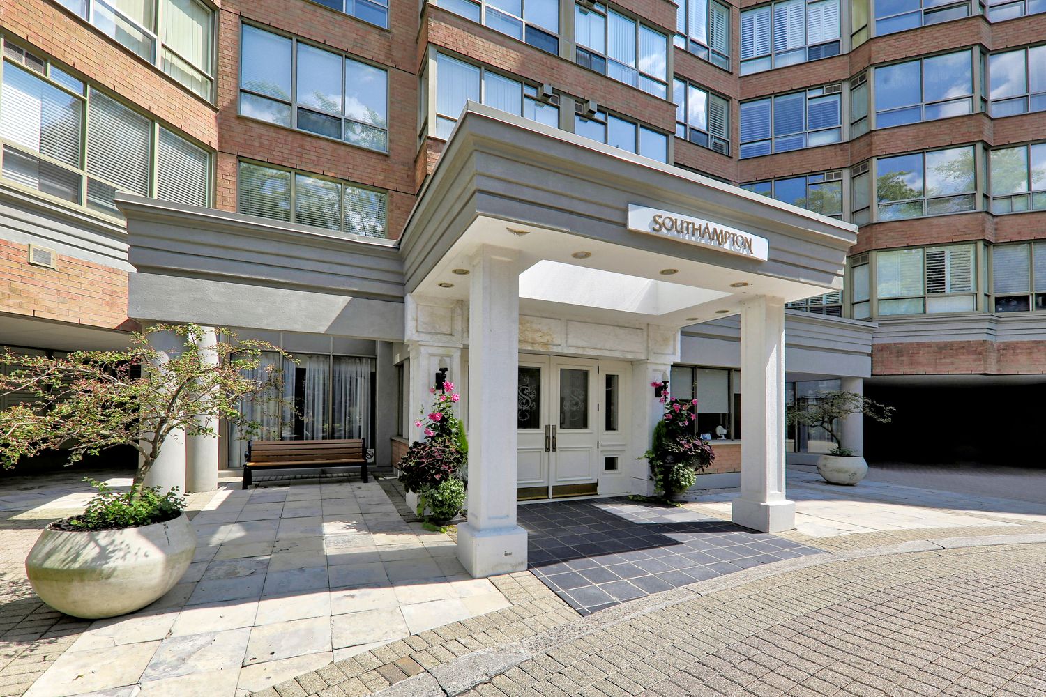 1 Ripley Avenue. The Southampton Residences is located in  West End, Toronto - image #4 of 5