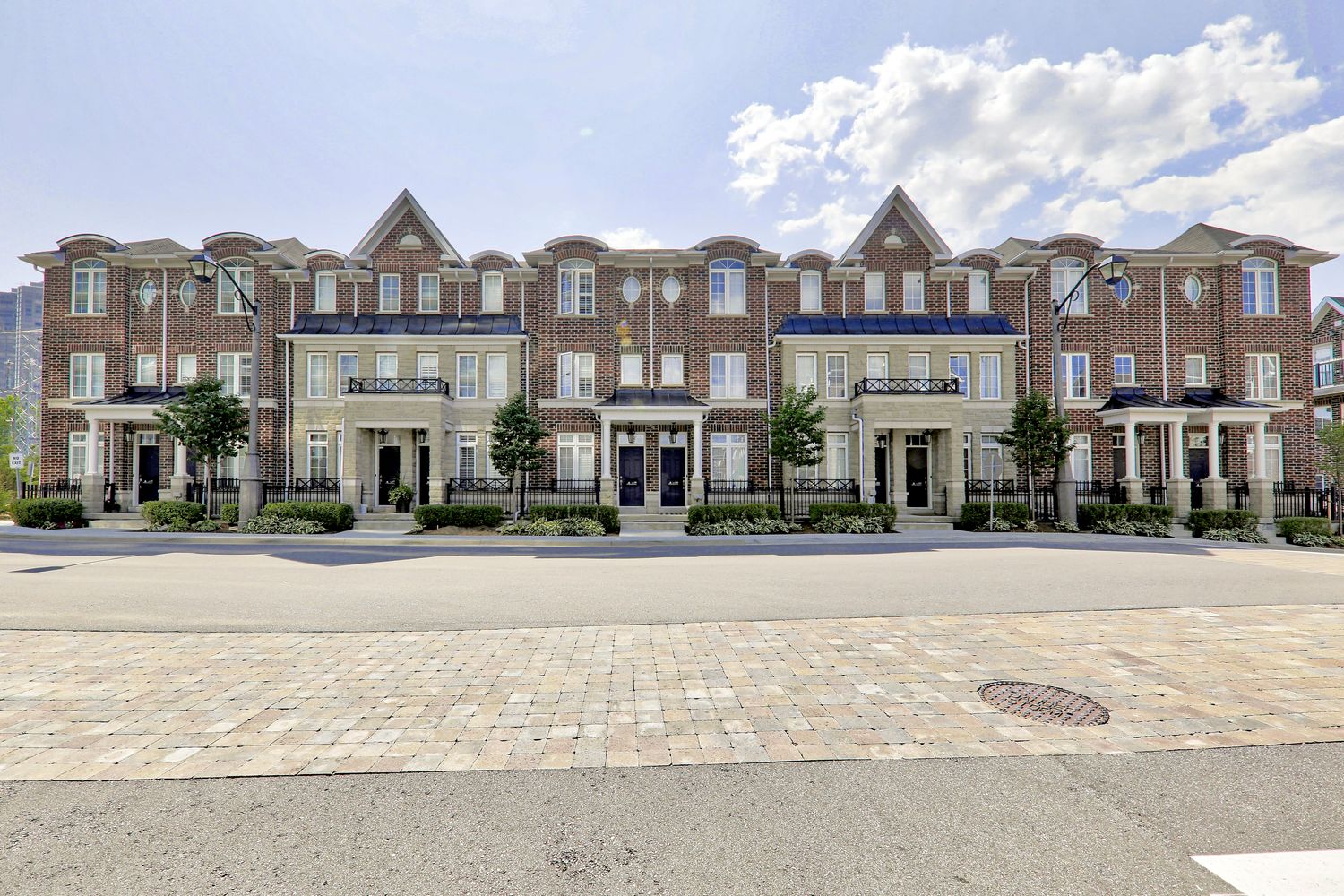8 Windermere Avenue. Windermere by The Lake Townhomes is located in  West End, Toronto - image #1 of 4