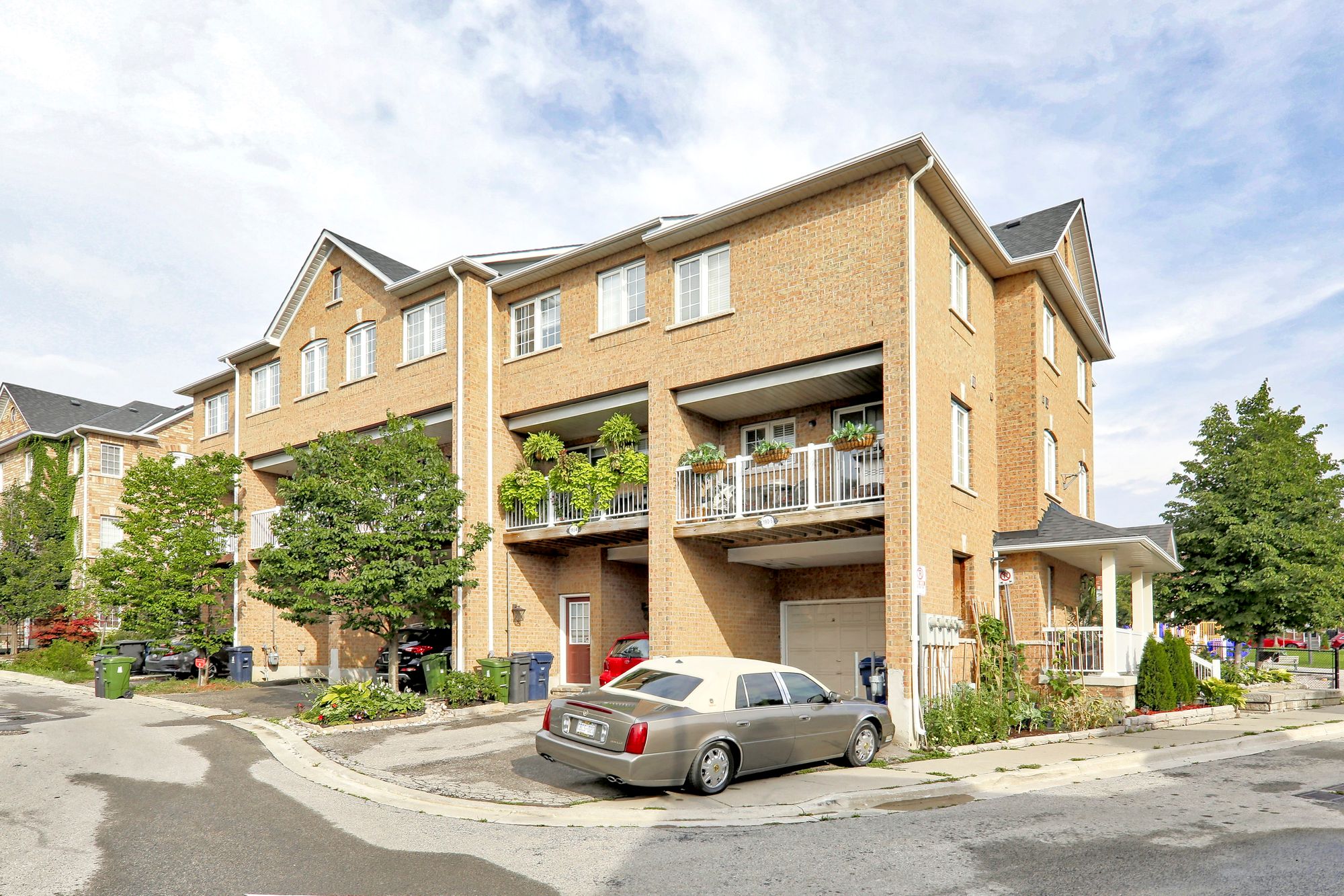 190 Brickworks Ln. This condo townhouse at 190 Brickworks Lane is located in West End, Toronto - image #1 of 4 by Strata.ca