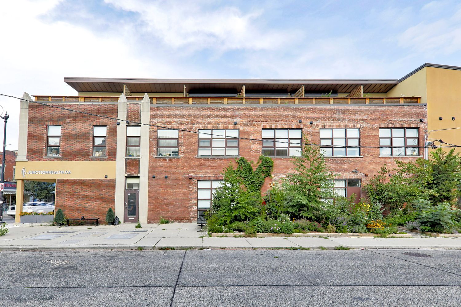 2927 Dundas Street W. The Medland Lofts is located in  West End, Toronto - image #2 of 4