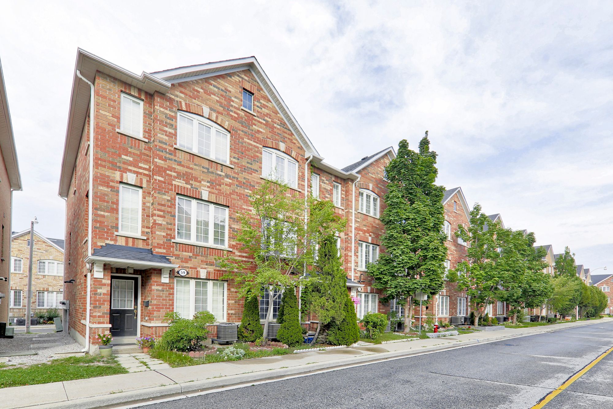 61 Brickworks Lane Townhomes of St. Clair I 2 Beds + Den 3 Baths