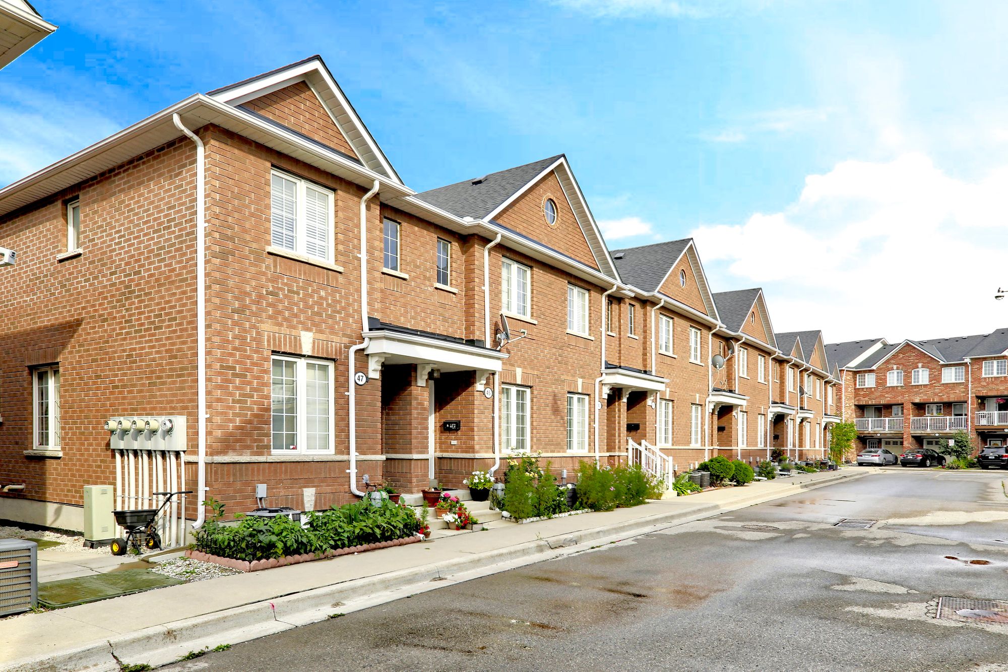 16 Brickworks Lane Townhomes of St. Clair II 2 Beds + Den 3 Baths