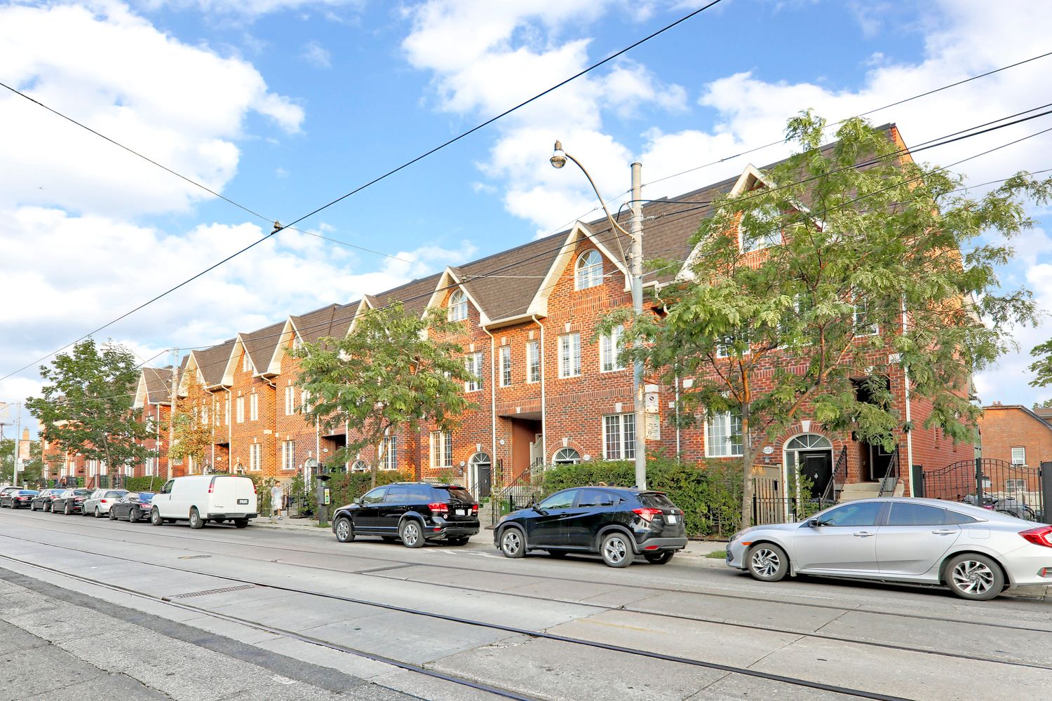 995 College Street. Prego Townhomes I is located in  West End, Toronto - image #1 of 4
