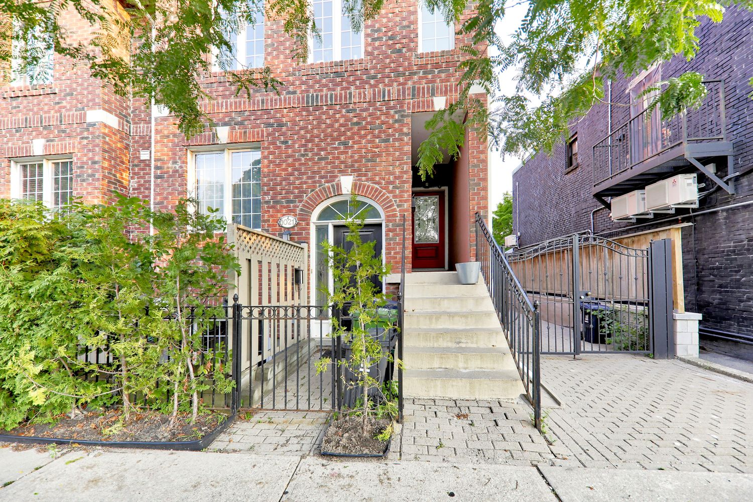 995 College Street. Prego Townhomes I is located in  West End, Toronto - image #4 of 4