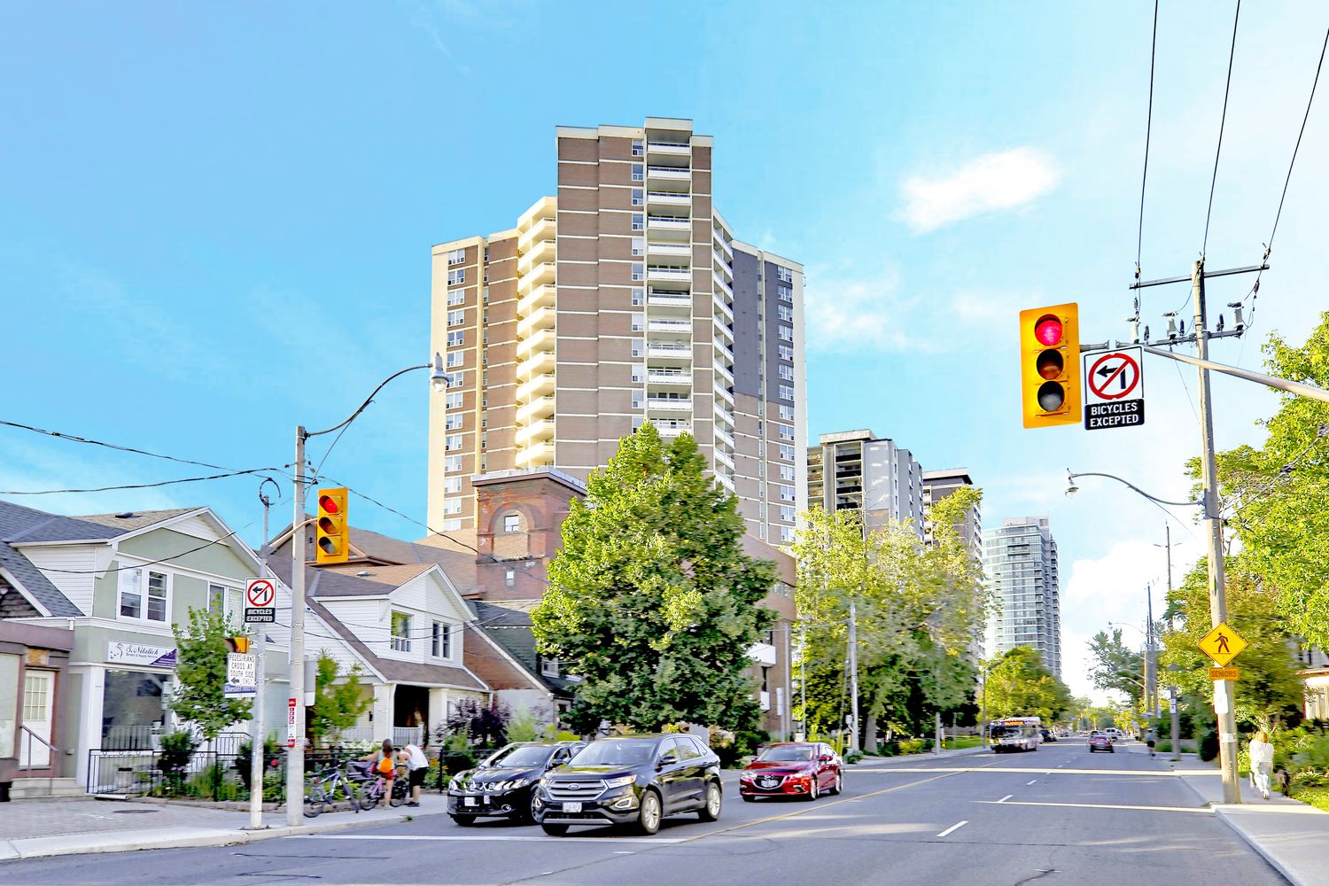 980 Broadview Ave. This condo at Helliwell Place is located in  East York, Toronto - image #2 of 7 by Strata.ca
