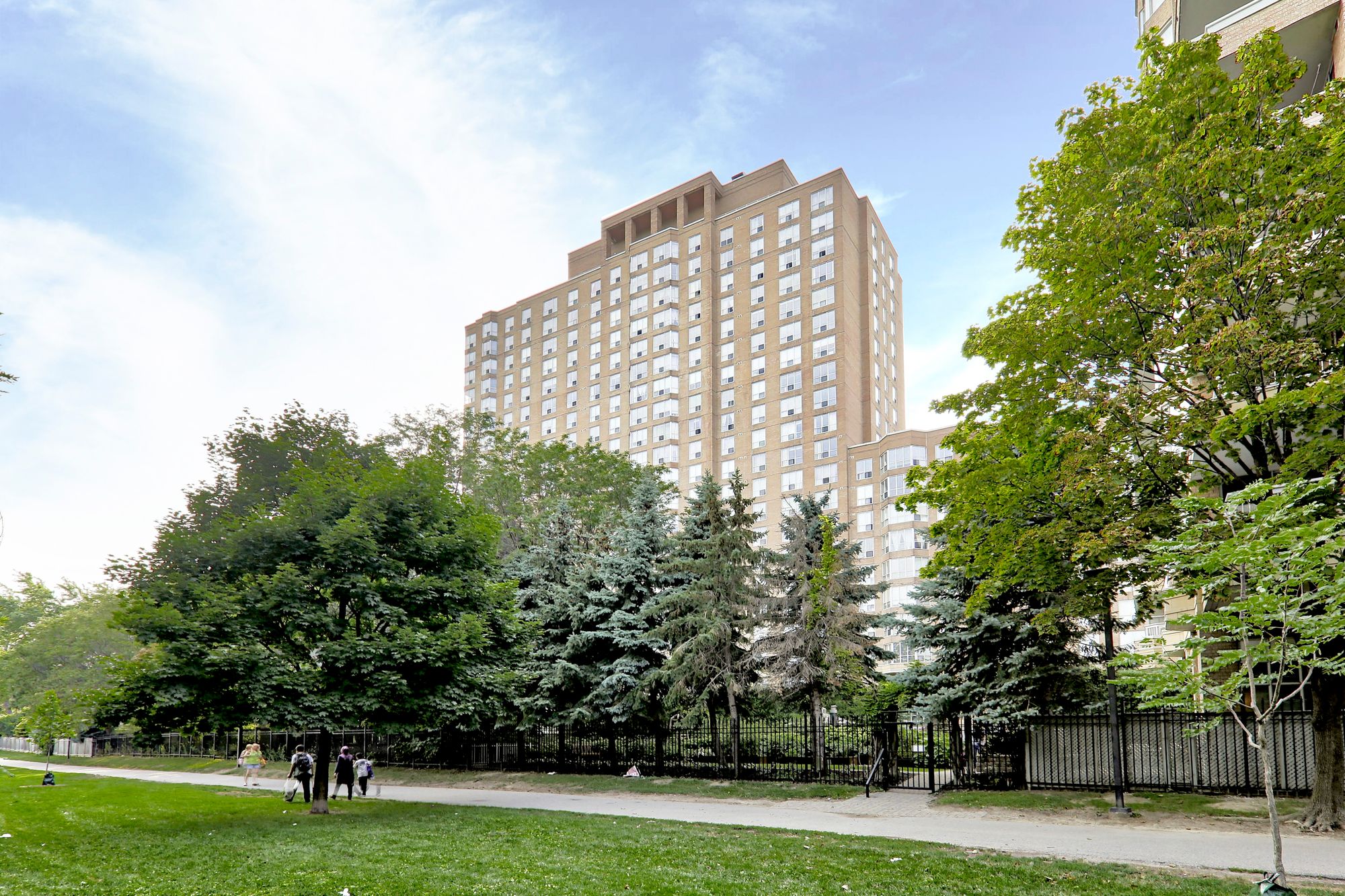 21 Overlea Blvd. This condo at Jockey Club is located in  East York, Toronto - image #2 of 6 by Strata.ca