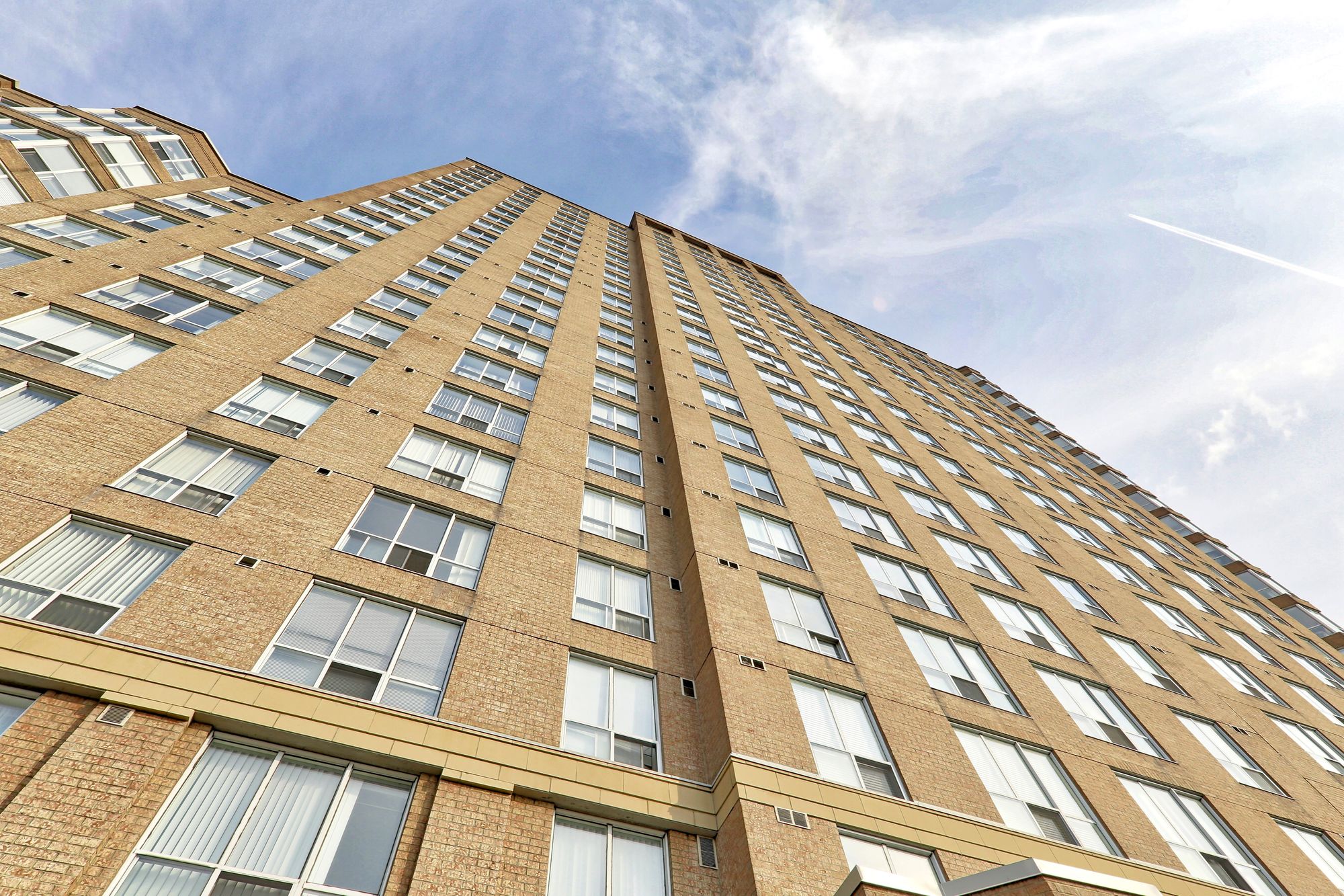 21 Overlea Blvd. This condo at Jockey Club is located in East York, Toronto - image #3 of 6 by Strata.ca