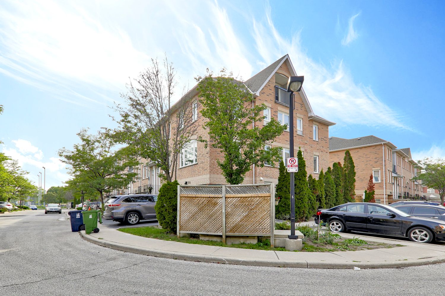 2-22 Leaside Park Drive. Leaside Green Townhomes is located in  East York, Toronto - image #1 of 4