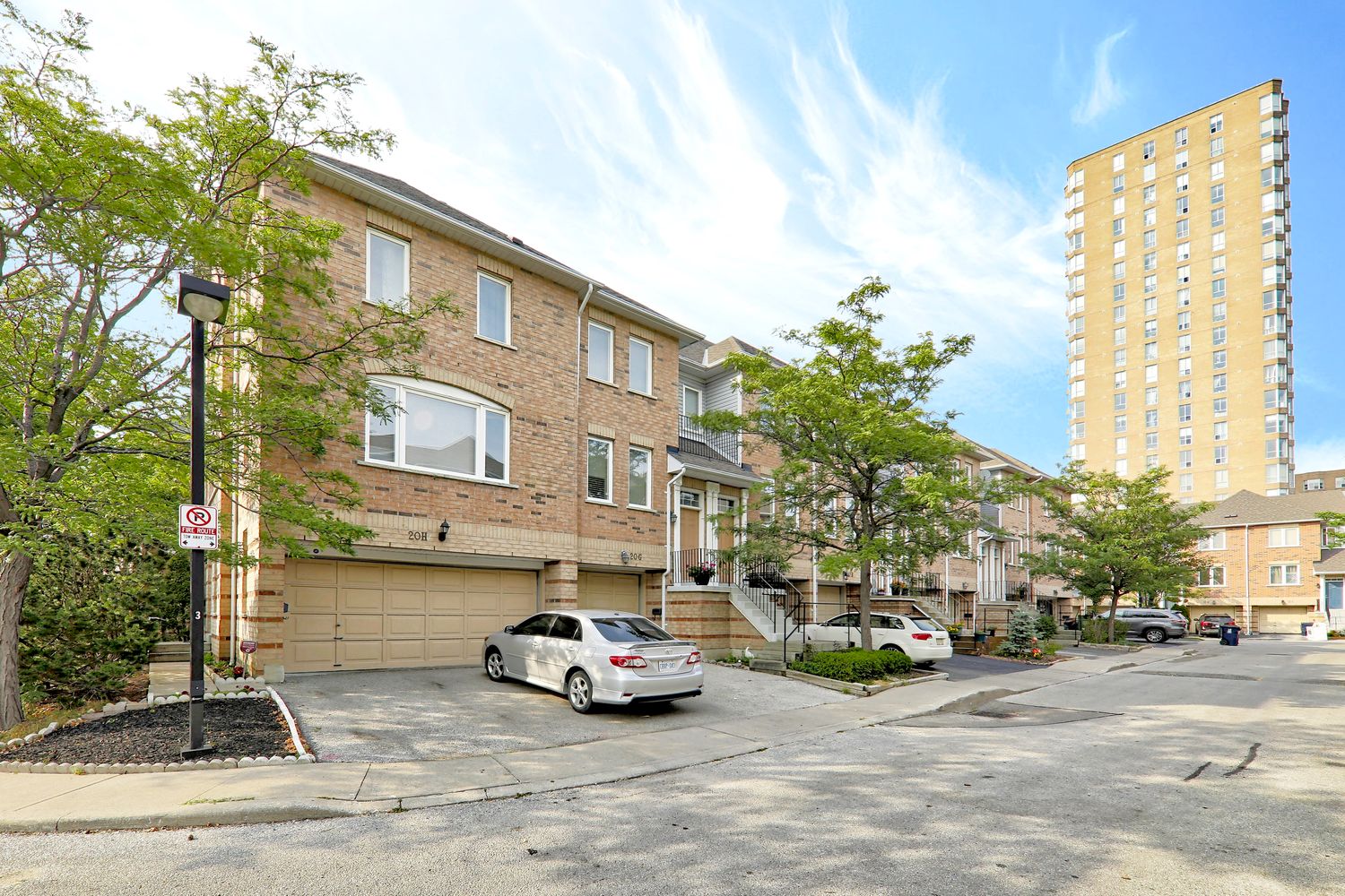 2-22 Leaside Park Drive. Leaside Green Townhomes is located in  East York, Toronto - image #2 of 4