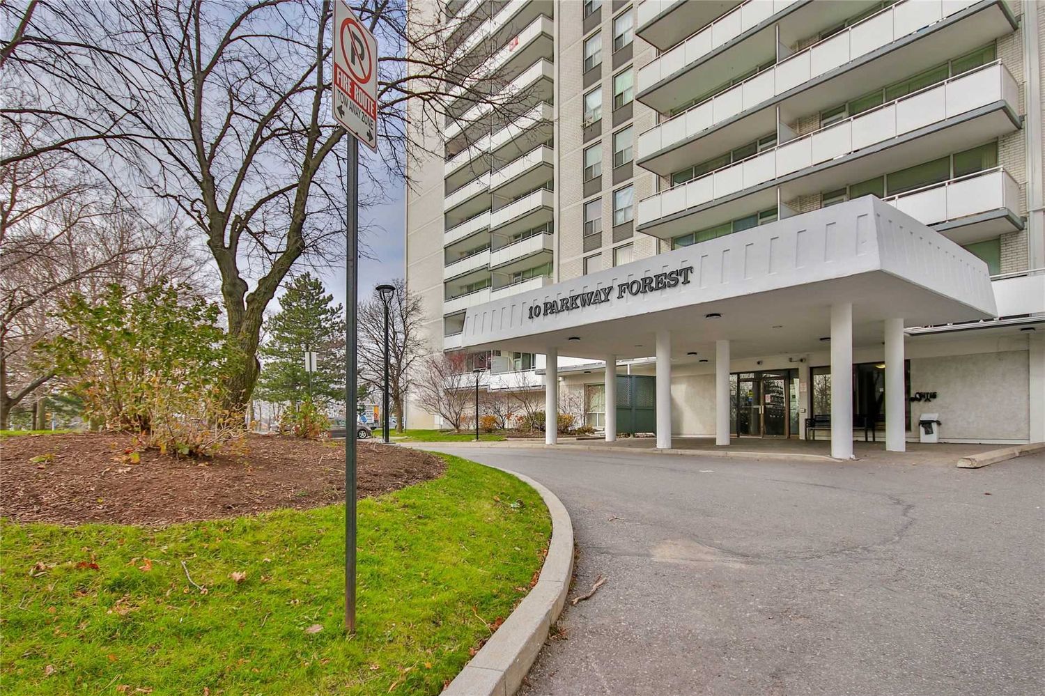 10 Parkway Forest Drive. 10 Parkway Forest Drive Condos is located in  North York, Toronto - image #2 of 2