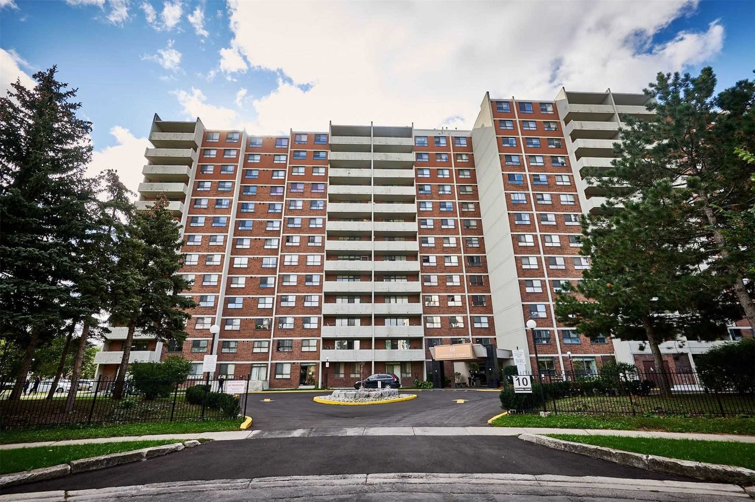 10 Stonehill Court. 10 Stonehill Court Condos is located in  Scarborough, Toronto - image #1 of 3