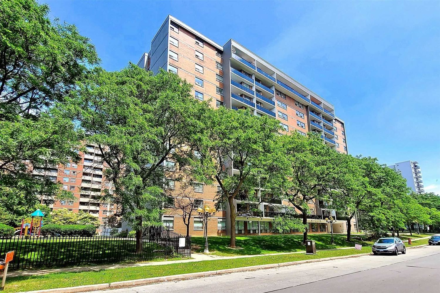 20 Gilder Drive. 20 Gilder Drive Condos is located in  Scarborough, Toronto - image #1 of 3