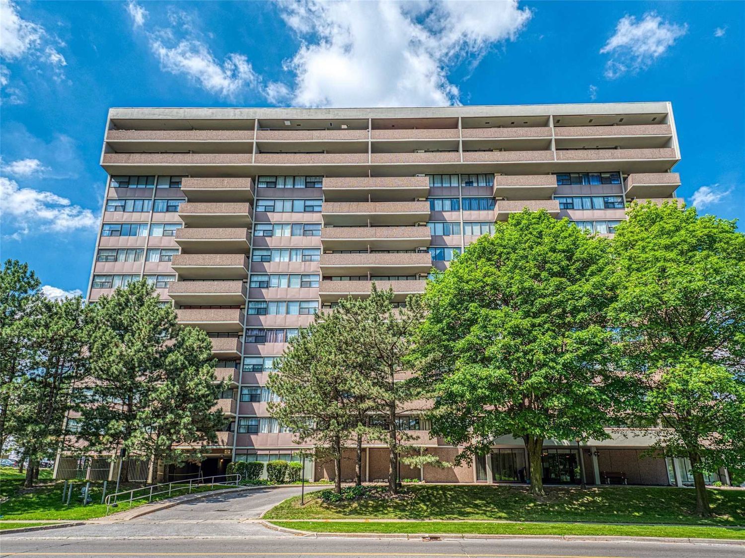 40 Bay Mills Boulevard. 40 Bay Mills Boulevard Condos is located in  Scarborough, Toronto - image #1 of 2