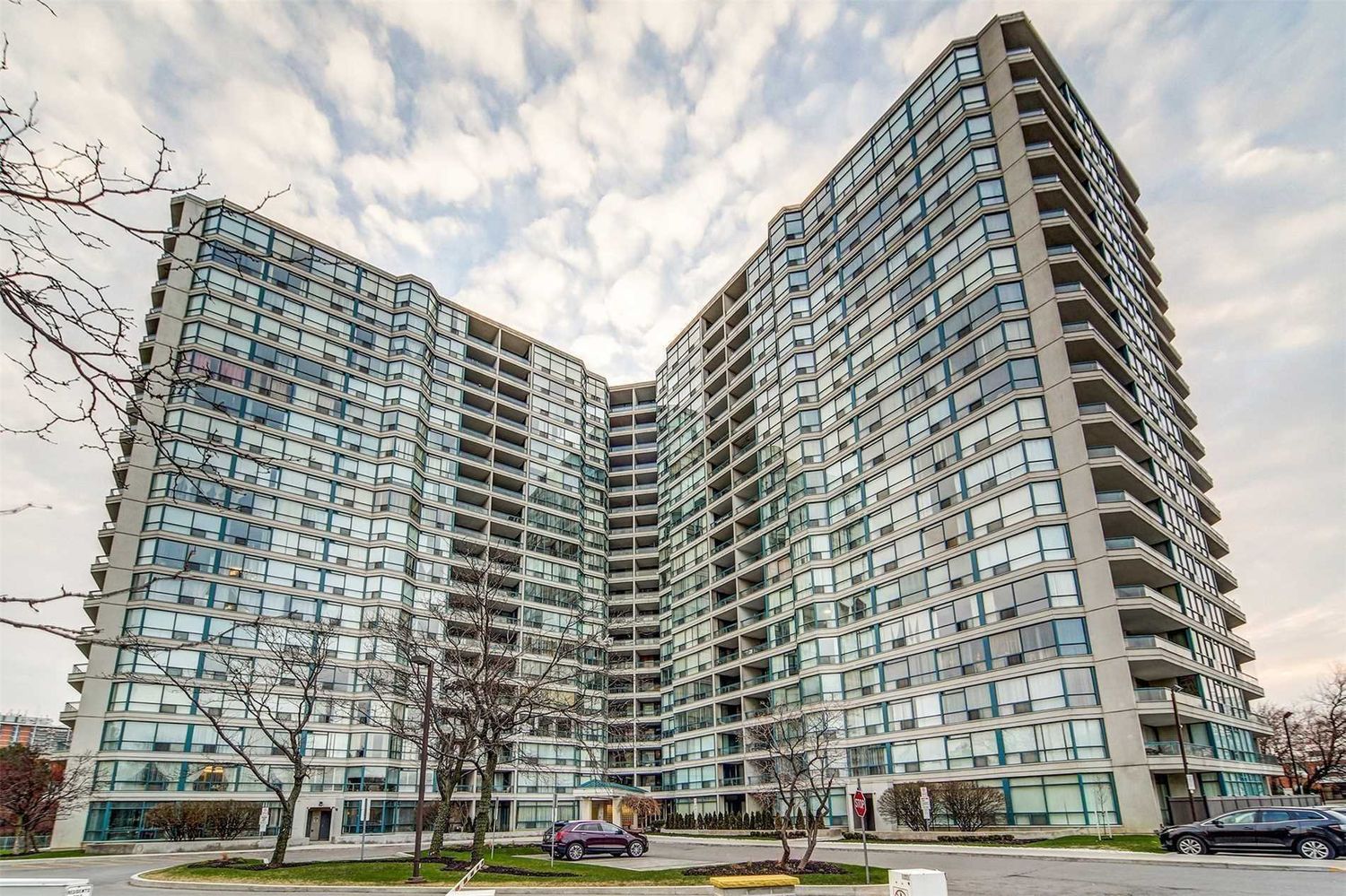 4725 Sheppard Avenue E. 4725 Sheppard Condos is located in  Scarborough, Toronto - image #1 of 3