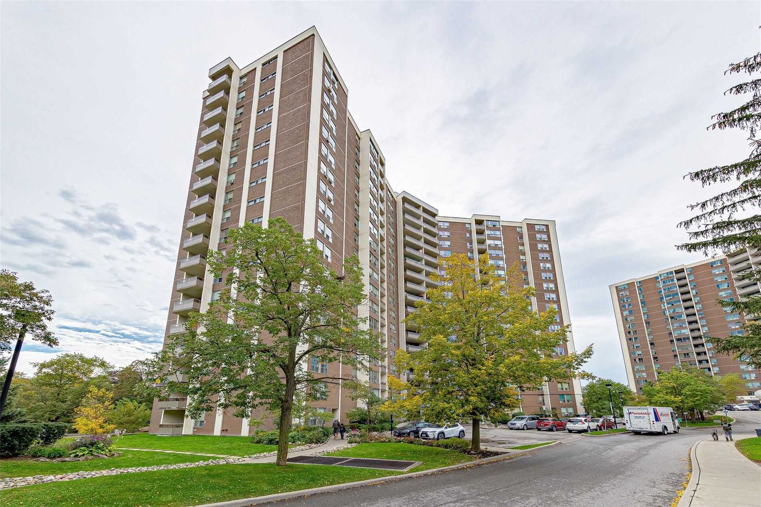 5 Vicora Linkway. 5 Vicora Linkway Condos is located in  East York, Toronto - image #1 of 2