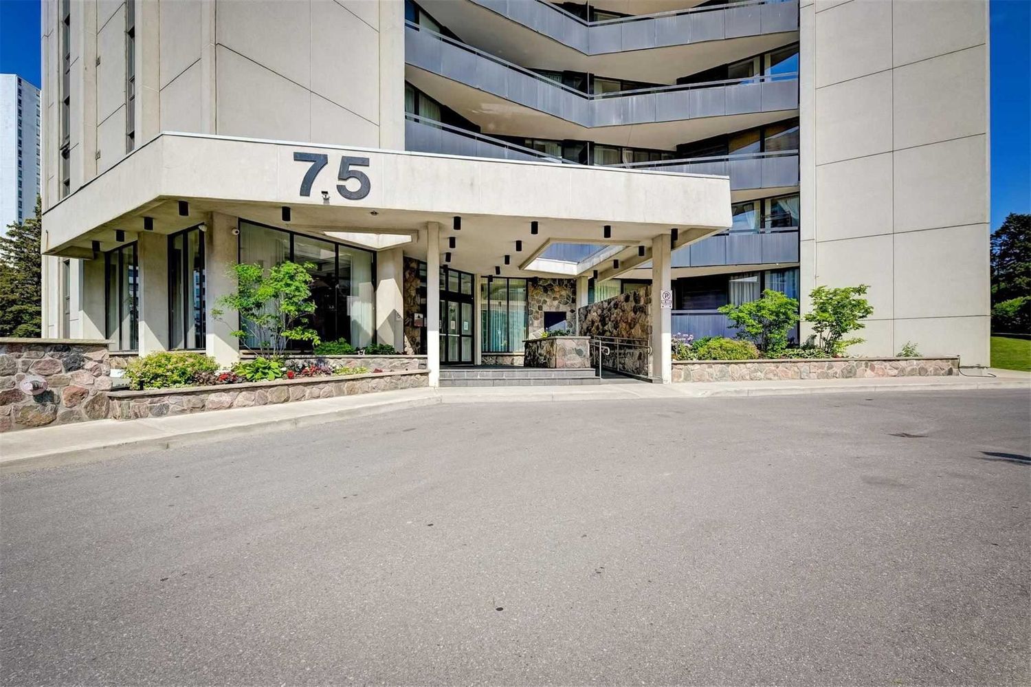 75 Graydon Hall Drive. 75 Graydon Hall Drive Condos is located in  North York, Toronto - image #2 of 2
