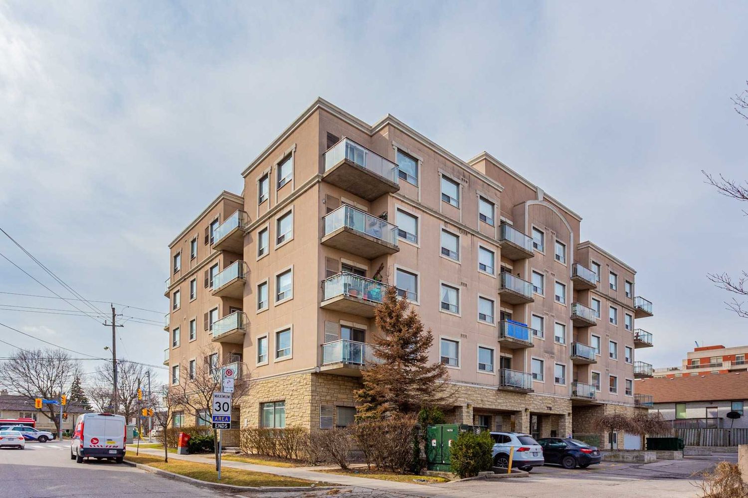778 Sheppard Avenue W. 778 Sheppard Avenue West Condos is located in  North York, Toronto - image #3 of 3