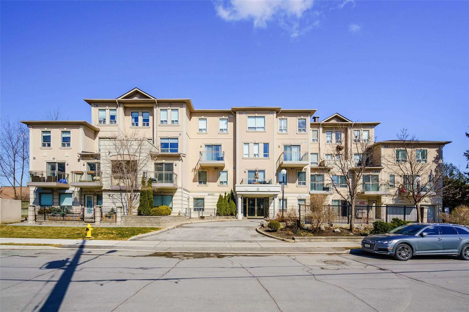 9 Greenbriar Road. Bayview Sheppard Manors Condos is located in  North York, Toronto - image #1 of 3