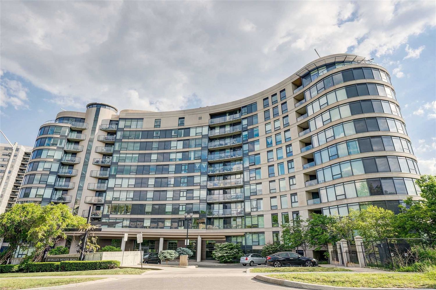 18 Valley Woods Road. Bellair Gardens Condos is located in  North York, Toronto - image #1 of 3