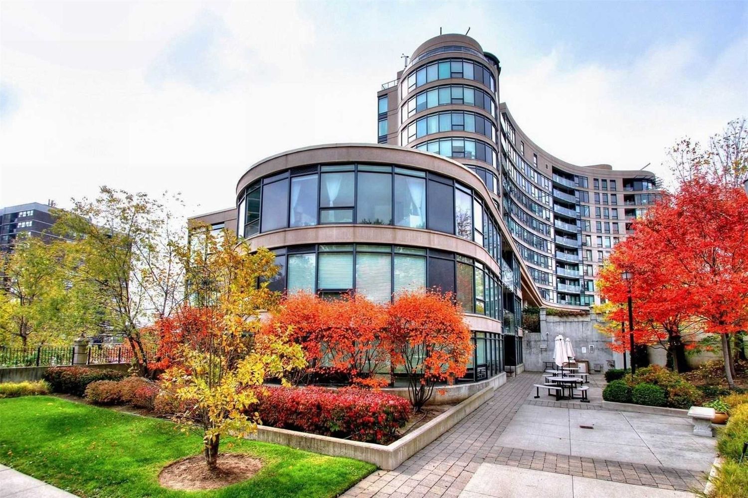 18 Valley Woods Road. Bellair Gardens Condos is located in  North York, Toronto - image #2 of 3
