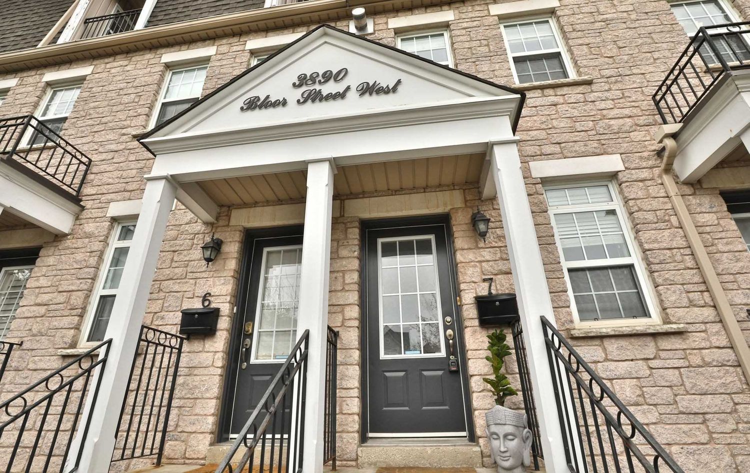 3890 Bloor Street W. Berkley Townhomes is located in  Etobicoke, Toronto - image #3 of 3