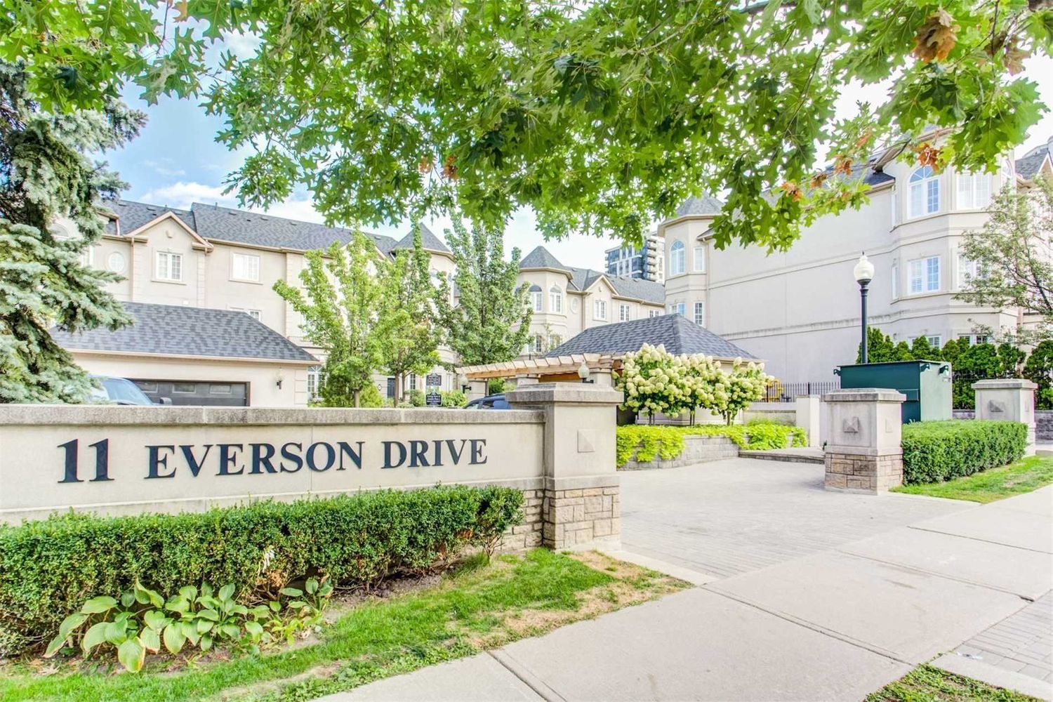 11 Everson Drive. Carriage Homes of Avondale - Phase One is located in  North York, Toronto - image #2 of 3