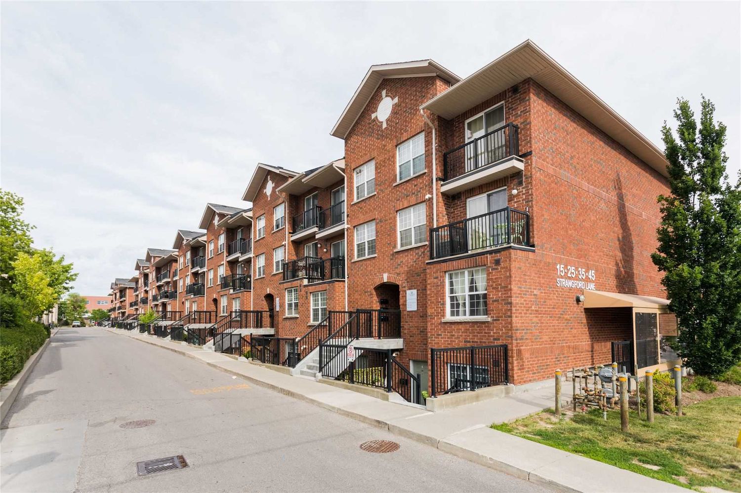 15-45 Strangford Lane. Clairlea Gardens Townhomes is located in  Scarborough, Toronto - image #1 of 2