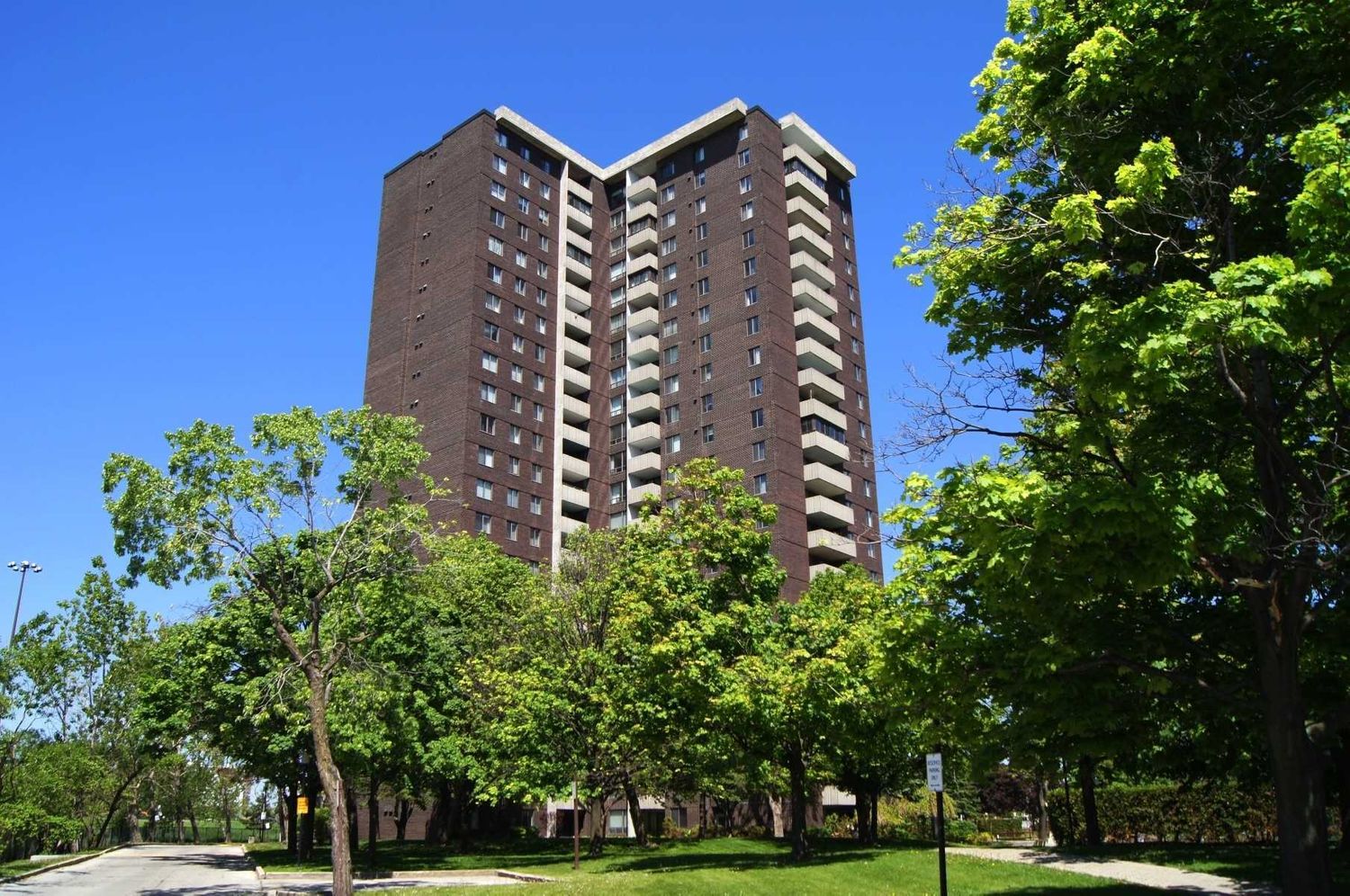 10 Muirhead Road. Crossroads Condos is located in  North York, Toronto - image #1 of 3