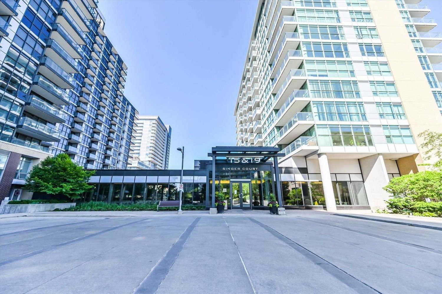 15-33 Singer Court. Discovery I & Discovery II Condos is located in  North York, Toronto - image #2 of 3