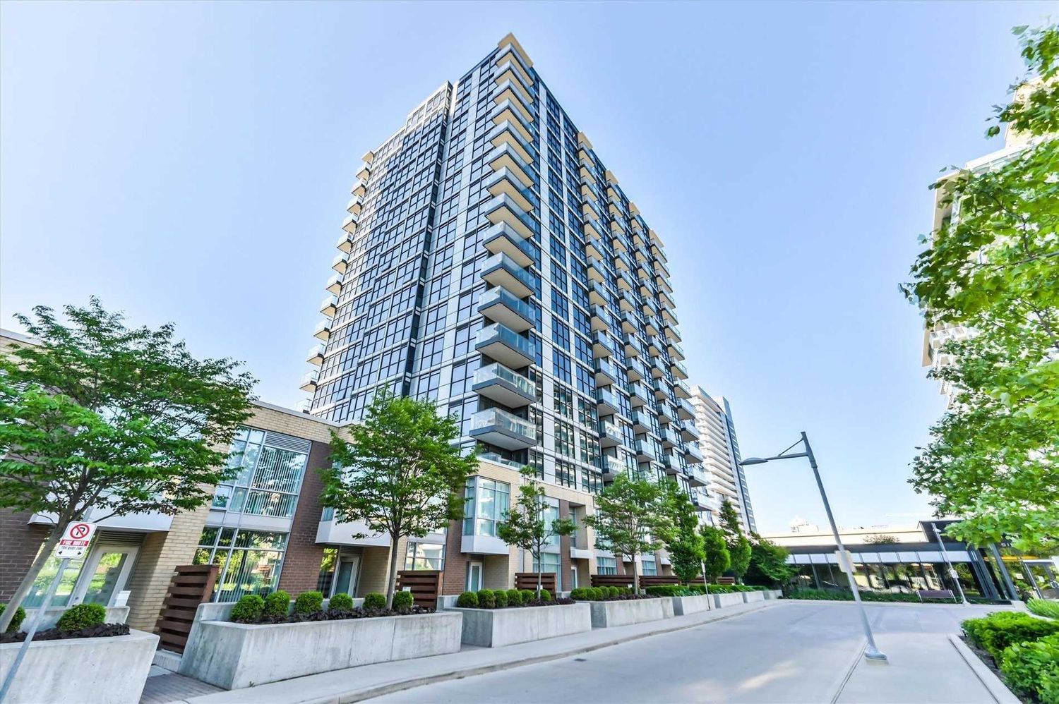 15-33 Singer Court. Discovery I & Discovery II Condos is located in  North York, Toronto - image #3 of 3