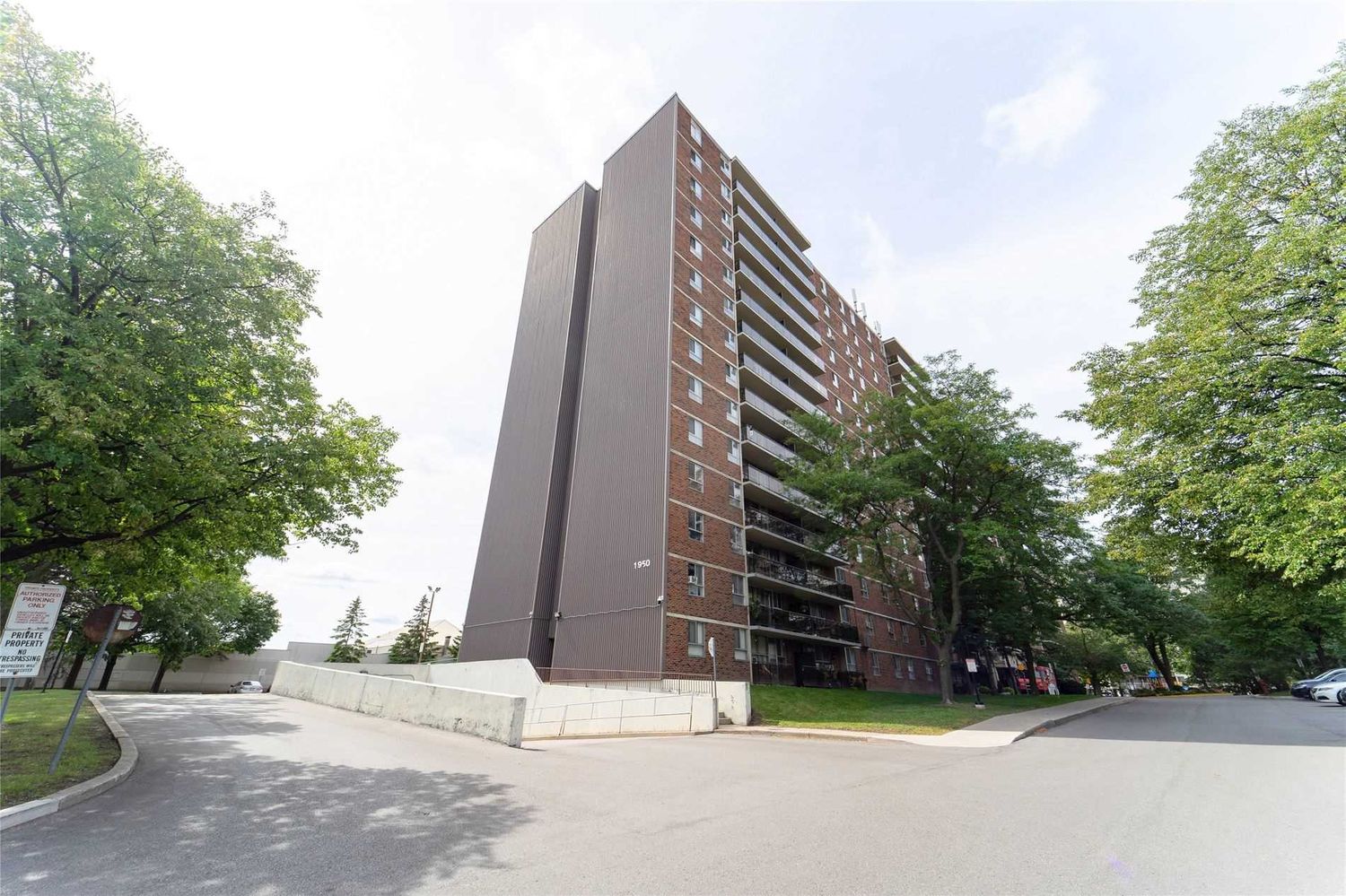 1950 Kennedy Road. Dorset Towers Condos is located in  Scarborough, Toronto - image #2 of 3